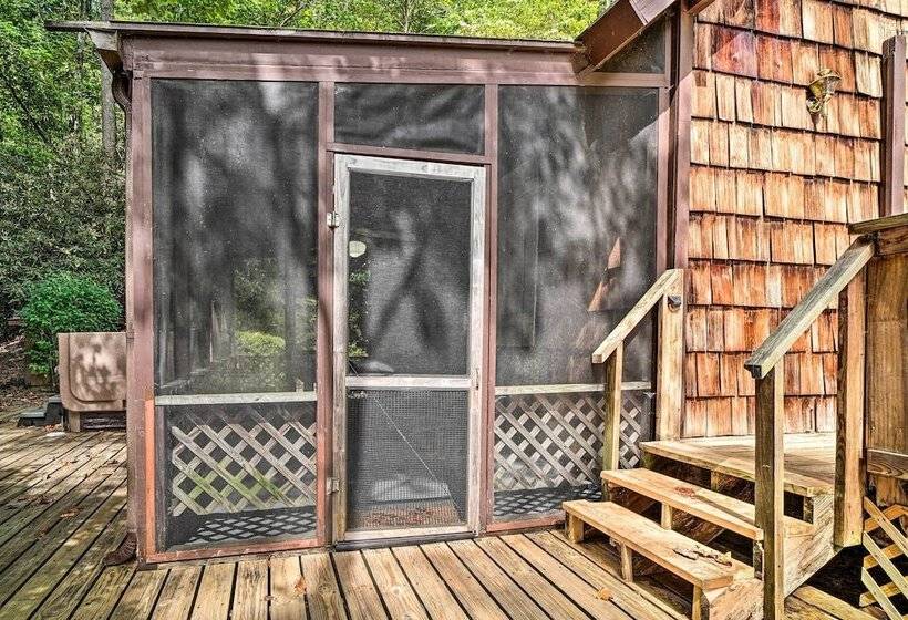 Rustic Sevierville Cabin: Hot Tub & Mountain Views