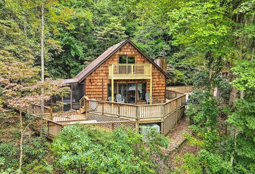 Rustic Sevierville Cabin: Hot Tub & Mountain Views