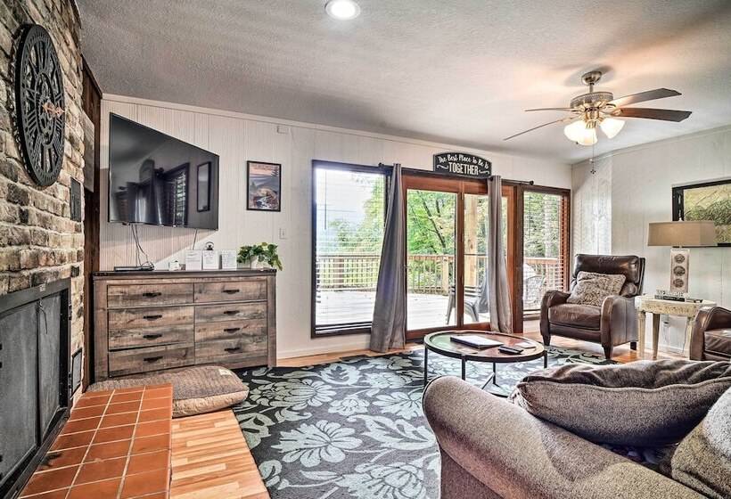 Rustic Sevierville Cabin: Hot Tub & Mountain Views