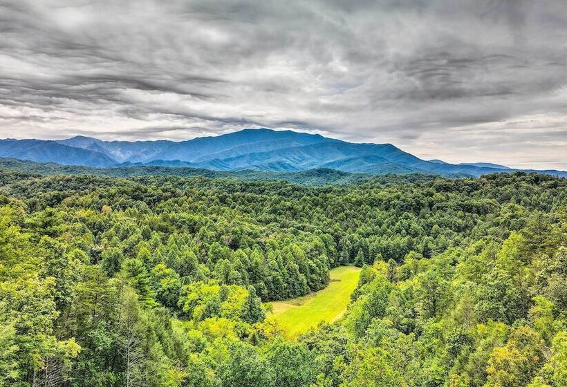 Rustic Sevierville Cabin: Hot Tub & Mountain Views