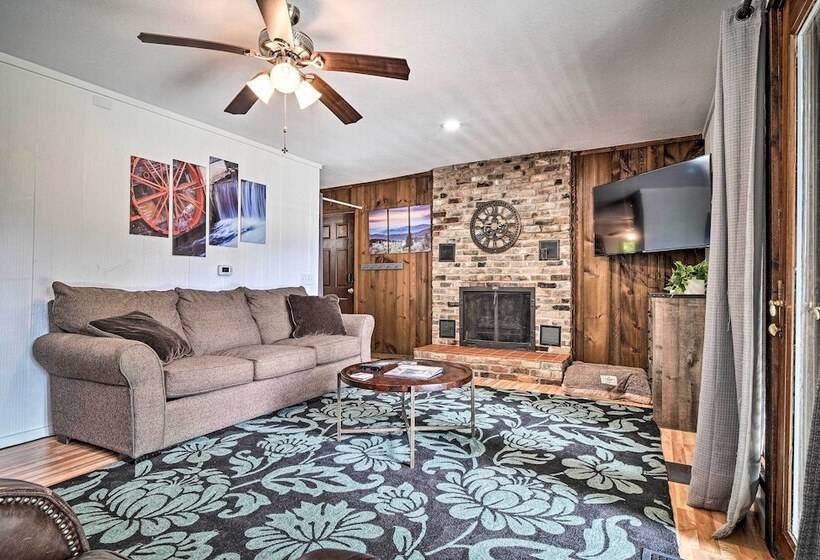 Rustic Sevierville Cabin: Hot Tub & Mountain Views