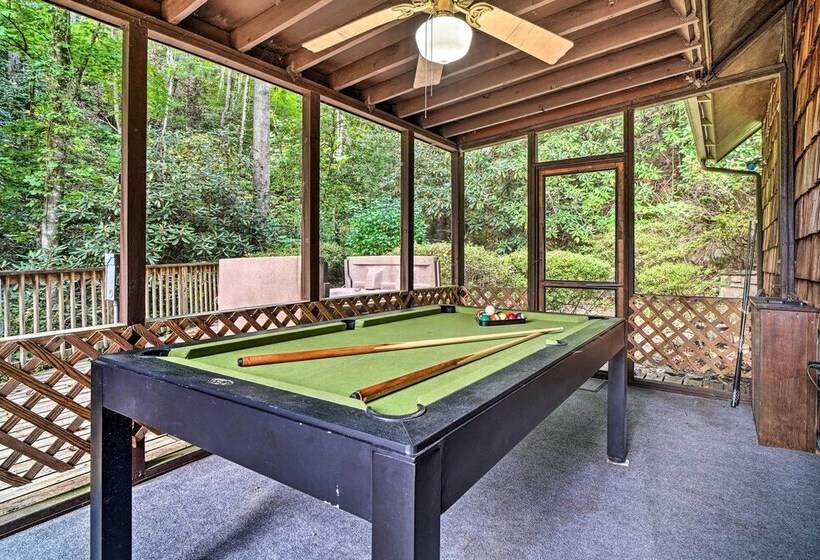 Rustic Sevierville Cabin: Hot Tub & Mountain Views