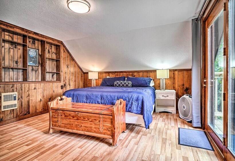 Rustic Sevierville Cabin: Hot Tub & Mountain Views