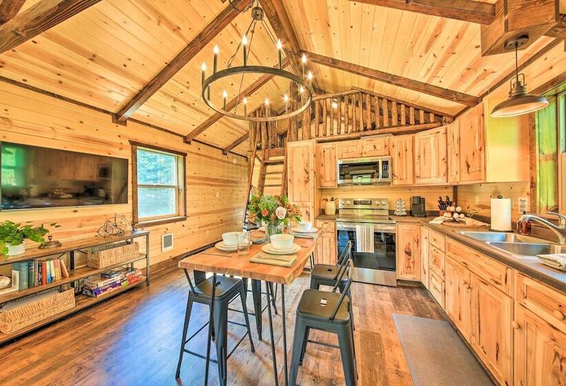 Rustic Chic Woodland Hideaway W/ Hot Tub!