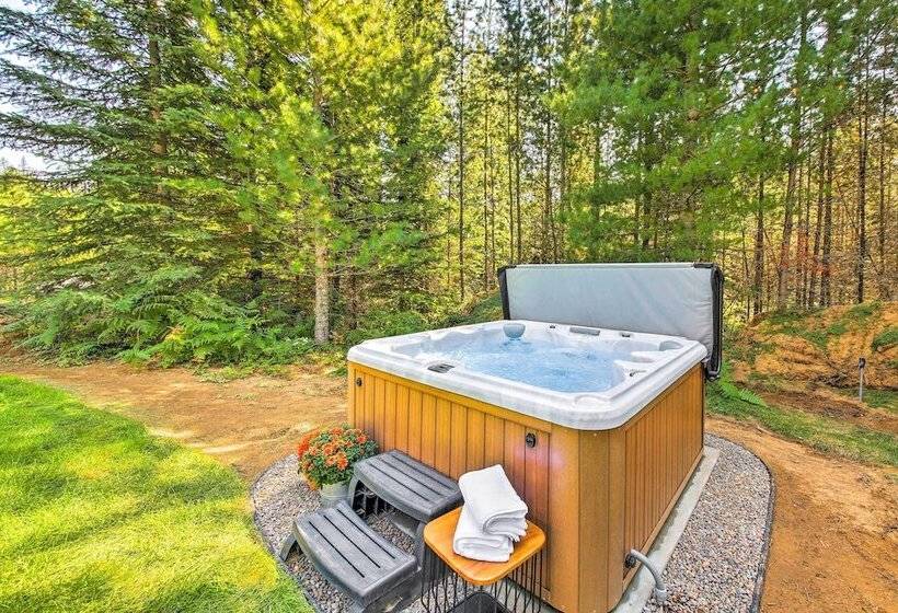 Rustic Chic Woodland Hideaway W/ Hot Tub!