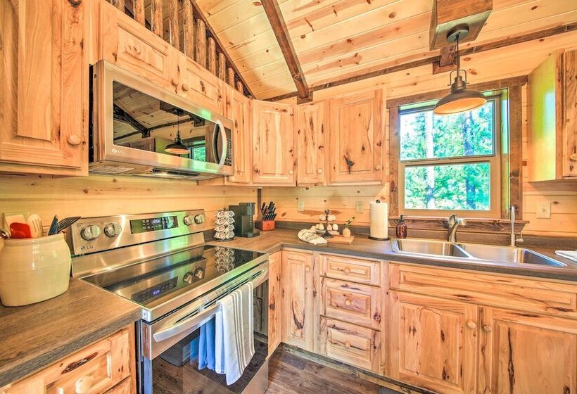 Rustic Chic Woodland Hideaway W/ Hot Tub!