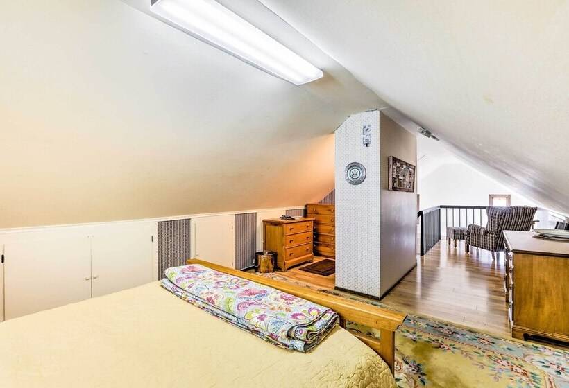 Rustic Riverfront Truckee Cabin W/ Gas Grill!