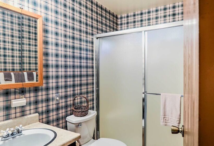 Rustic Riverfront Truckee Cabin W/ Gas Grill!