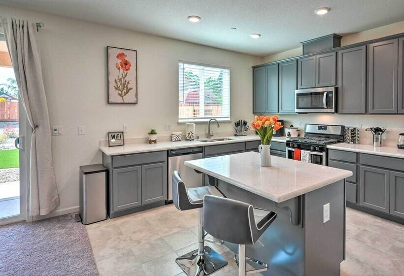Sacramento Retreat W/ Yard ~ 13 Mi To Dtwn!