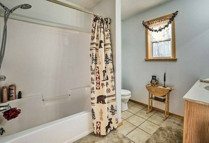 Secluded Lost Lake Cottage W/ Spacious Loft!