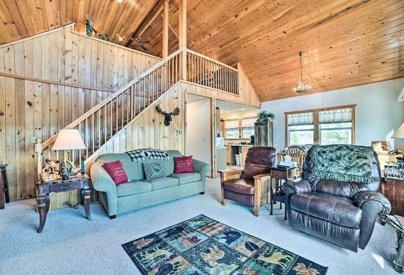 Secluded Lost Lake Cottage W/ Spacious Loft!