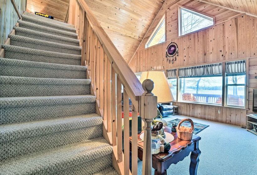 Secluded Lost Lake Cottage W/ Spacious Loft!