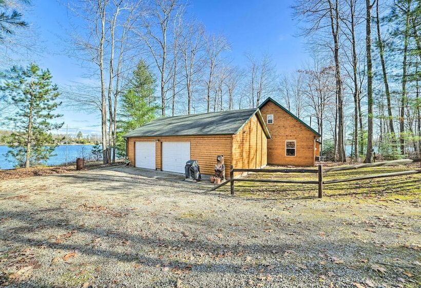 Secluded Lost Lake Cottage W/ Spacious Loft!