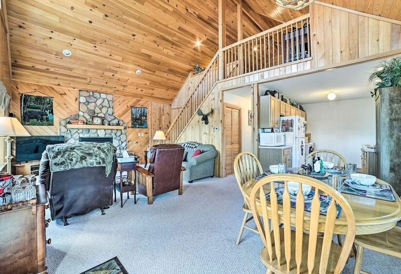 Secluded Lost Lake Cottage W/ Spacious Loft!