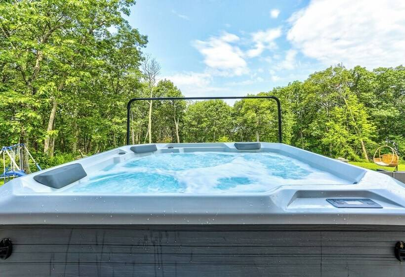 Peaceful Mountian Oasis: Firepit, Hot Tub, Sauna!