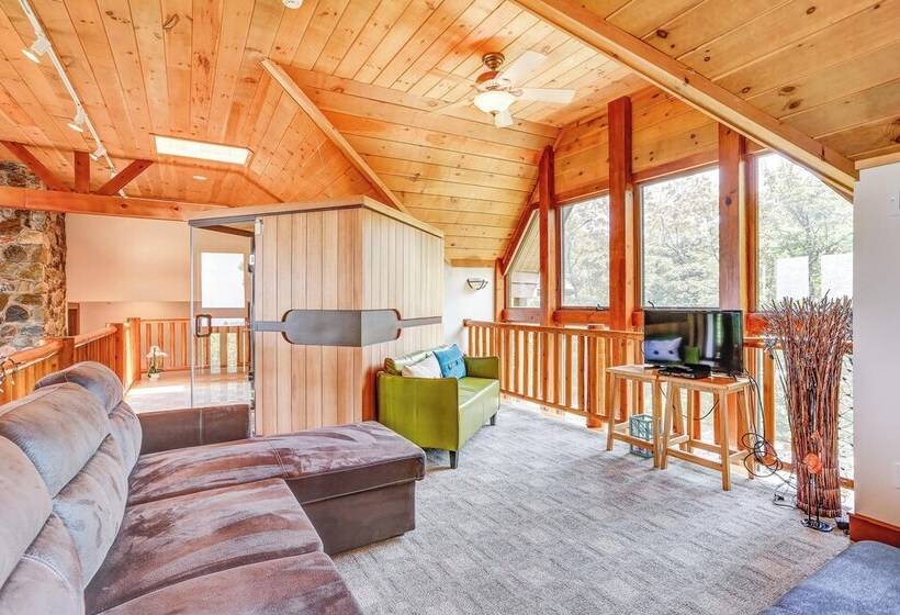 Peaceful Mountian Oasis: Firepit, Hot Tub, Sauna!