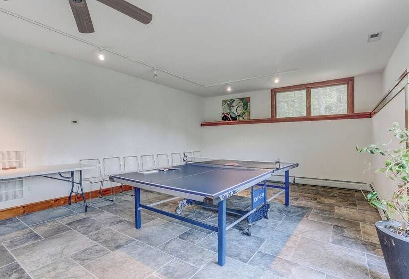 Peaceful Mountian Oasis: Firepit, Hot Tub, Sauna!