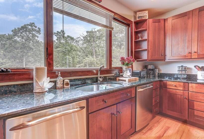 Peaceful Mountian Oasis: Firepit, Hot Tub, Sauna!