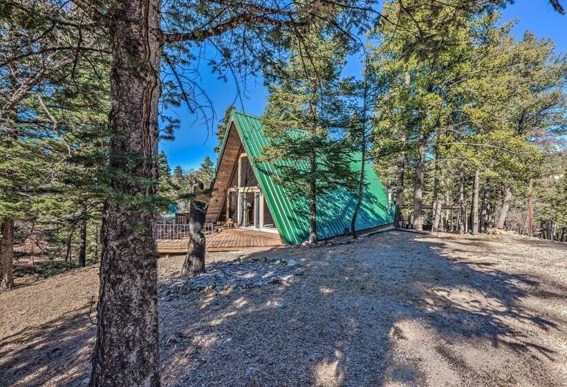 Secluded Ruidoso Cabin W/ Hot Tub & Fireplace!