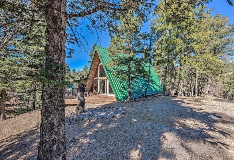 Secluded Ruidoso Cabin W/ Hot Tub & Fireplace!