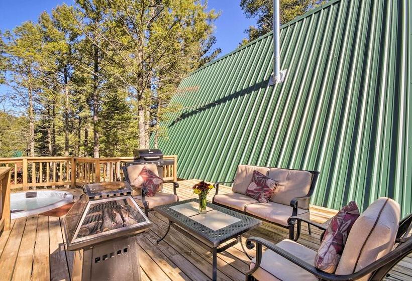 Secluded Ruidoso Cabin W/ Hot Tub & Fireplace!