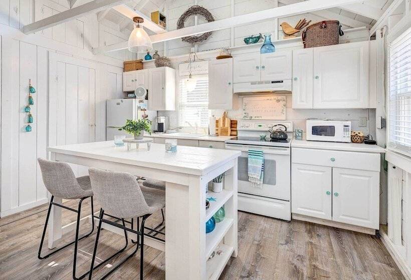 Serene Cape Cod Retreat Walk To Bay!