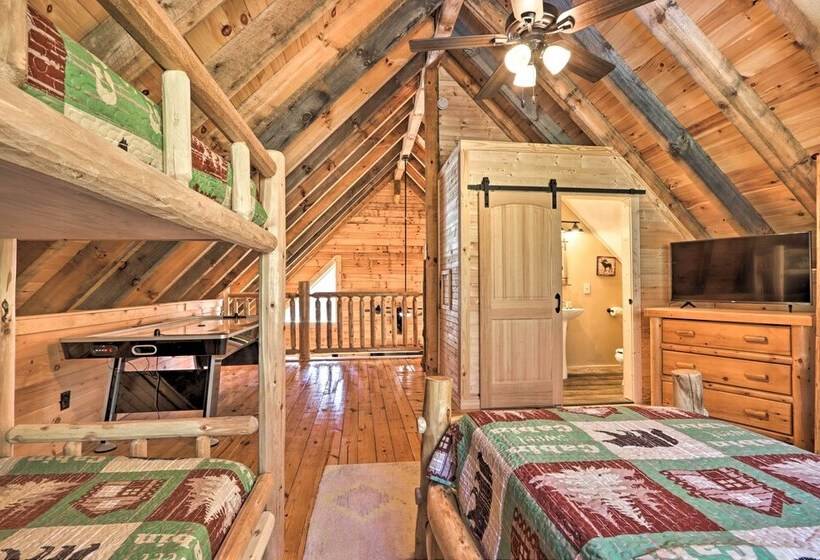 Gatlinburg Cabin W/ Loft & Game Room: 1 Mi To Town
