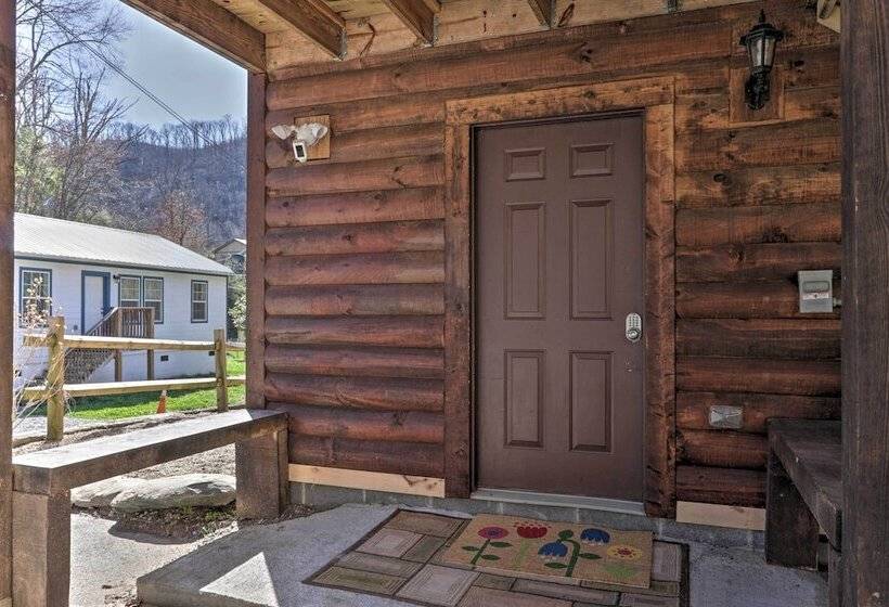 Gatlinburg Cabin W/ Loft & Game Room: 1 Mi To Town
