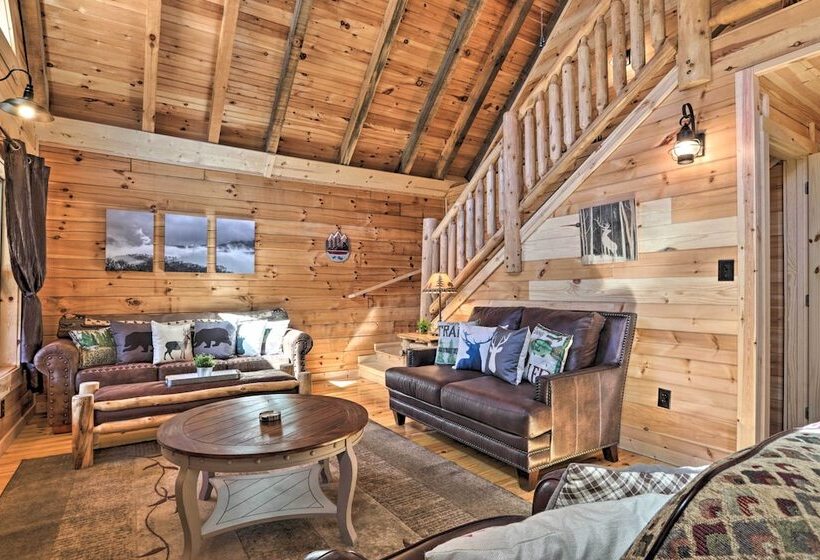 Gatlinburg Cabin W/ Loft & Game Room: 1 Mi To Town