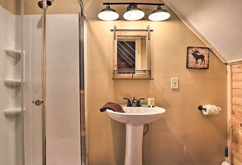 Gatlinburg Cabin W/ Loft & Game Room: 1 Mi To Town