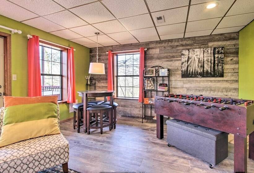 Smoky Mountain Cabin W/ Deck & Hot Tub!