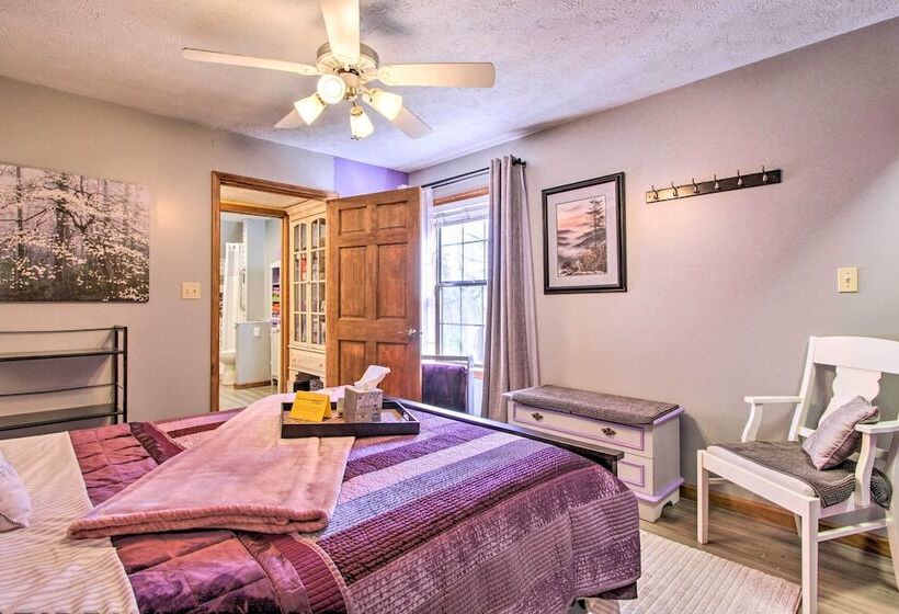 Smoky Mountain Cabin W/ Deck & Hot Tub!