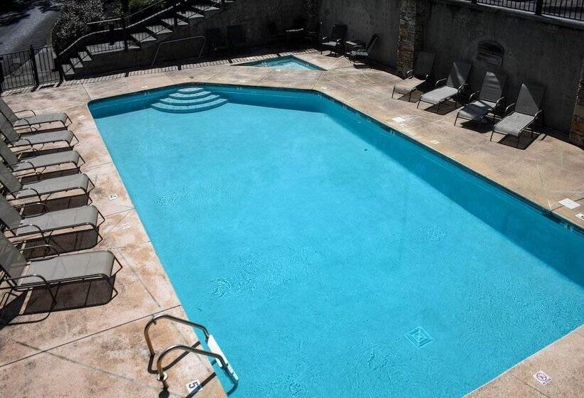 Smoky Mountain Cabin W/ Deck & Hot Tub!