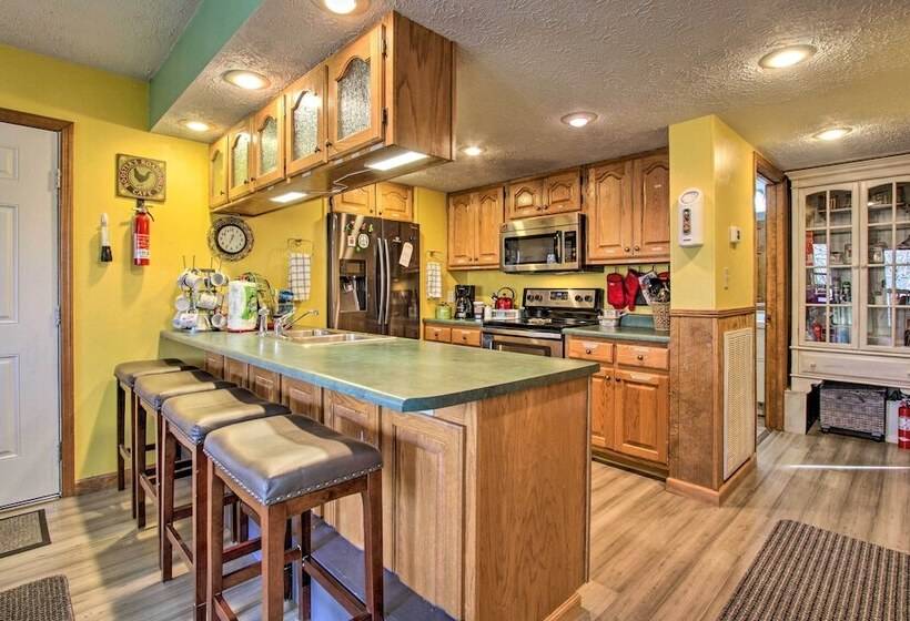 Smoky Mountain Cabin W/ Deck & Hot Tub!