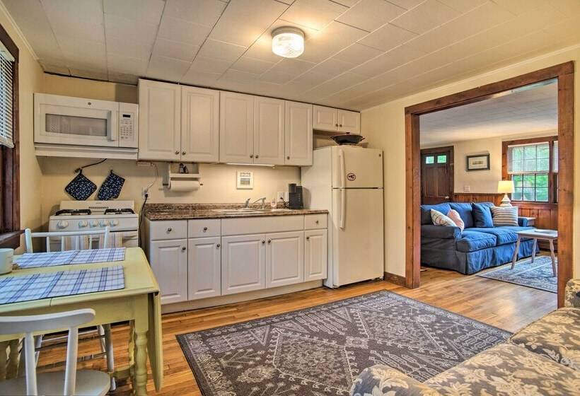 South Yarmouth Cottage ~ Half Mi To Beaches!