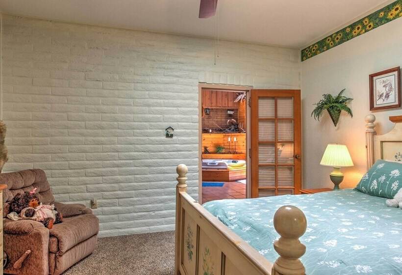 Spacious Alto House On 8 Private Acres W/ Hot Tub!