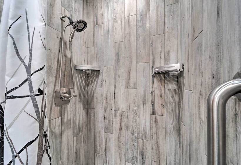 Spacious Alto House On 8 Private Acres W/ Hot Tub!