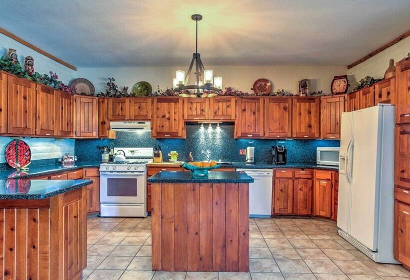 Spacious Alto House On 8 Private Acres W/ Hot Tub!