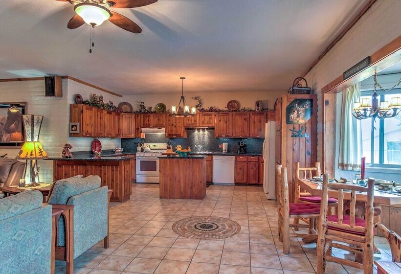 Spacious Alto House On 8 Private Acres W/ Hot Tub!