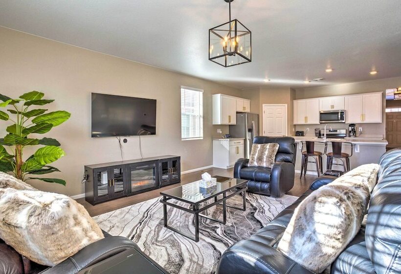 10 Mi To Dia: Spacious Aurora House W/ Yard!