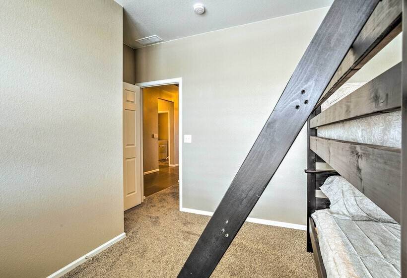 10 Mi To Dia: Spacious Aurora House W/ Yard!