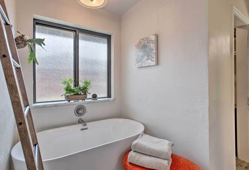 Spacious Bethany Home Near Lake Overholser!