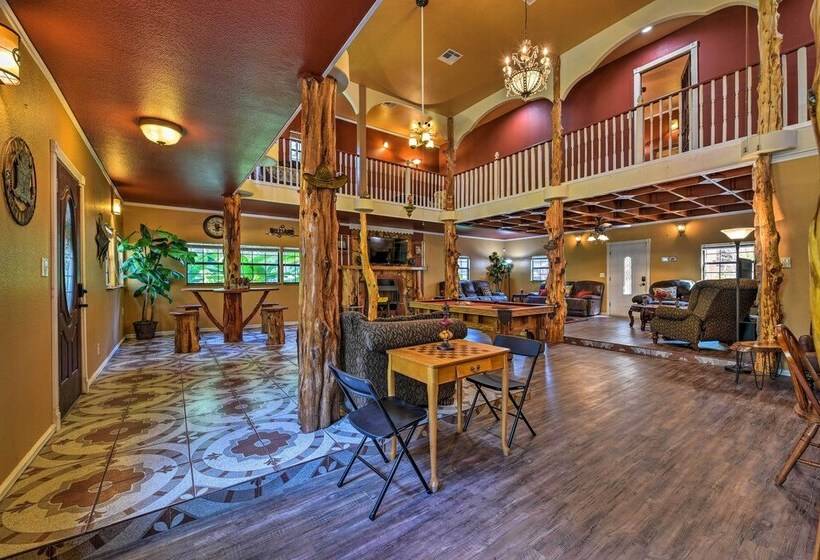 Spacious Conroe Home W/ Foosball & Pool Table!