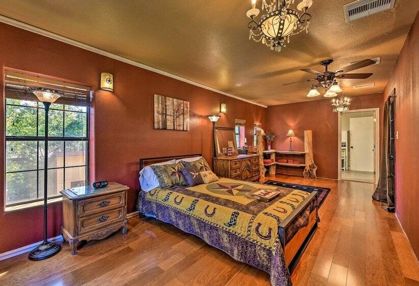 Spacious Conroe Home W/ Foosball & Pool Table!