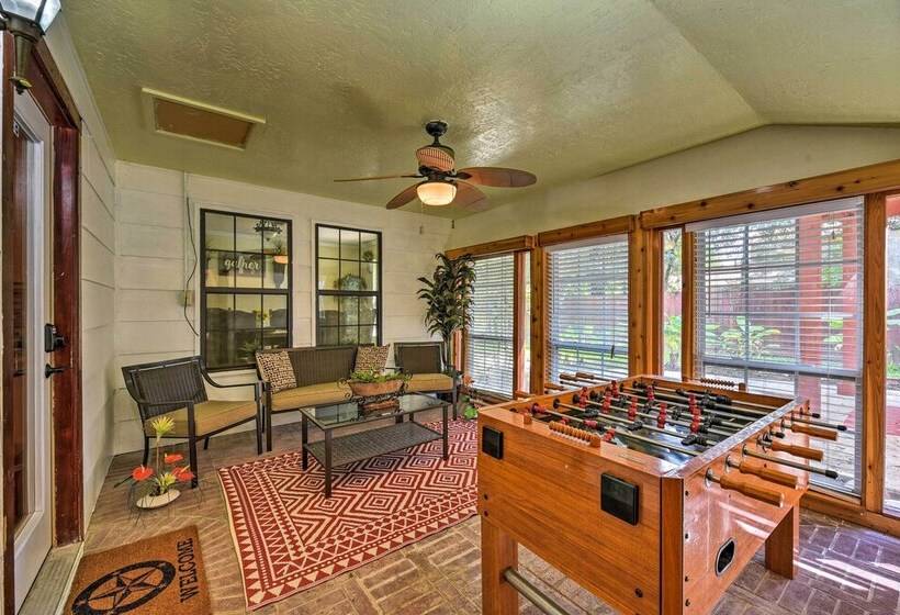 Spacious Conroe Home W/ Foosball & Pool Table!