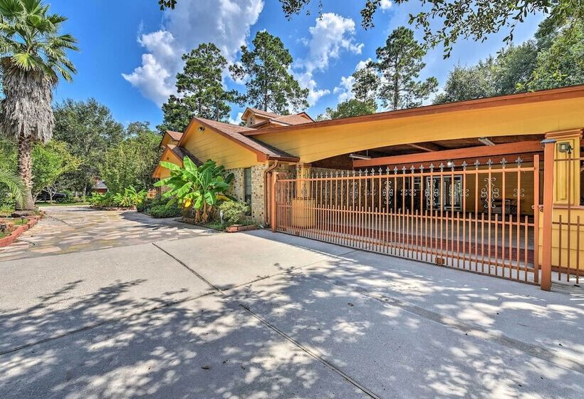 Spacious Conroe Home W/ Foosball & Pool Table!