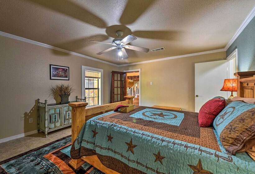 Spacious Conroe Home W/ Foosball & Pool Table!