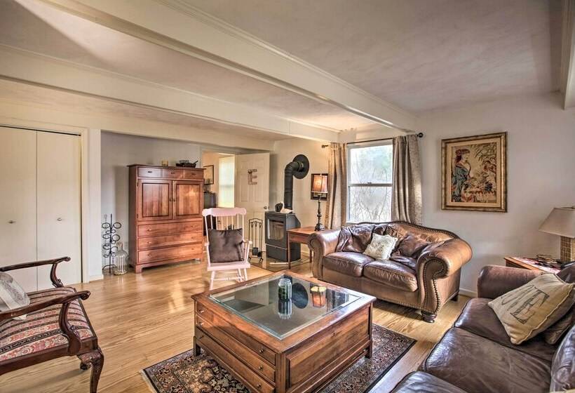 Spacious Faber Home W/ Yard, Steps To Winery!