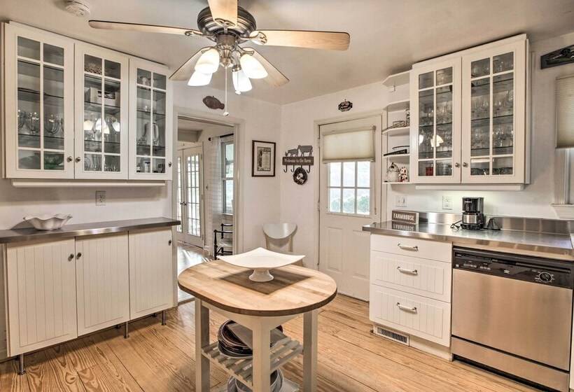 Spacious Faber Home W/ Yard, Steps To Winery!