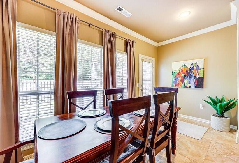 Spacious Family Home 3 Mi To Downtown Fayetteville